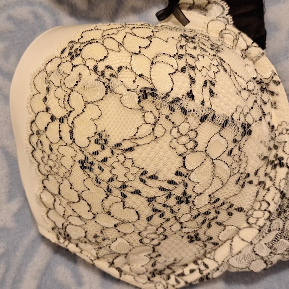 Beautiful Like New Black and Cream Lace Dream Angels Push Up Bra. *** - Picture 3 of 5